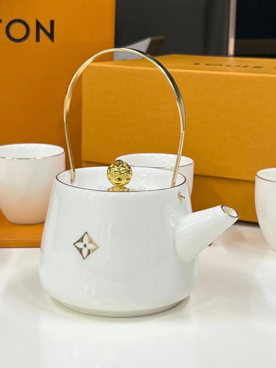 LV Louis Vuitton Tea Pot with four cups, White color